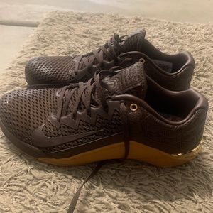 Nike metcon 6 premium boroque brown with gold trim.